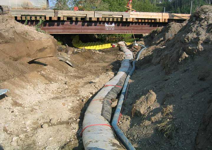déversoir watergate et d'une pompe pour canaliser une rivière et la mettre à sec