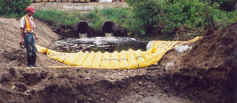 Flexibel Water-Gate © kista som fungerar som ett kvarhållningsbassäng med dränering av överflödet med rörledning.