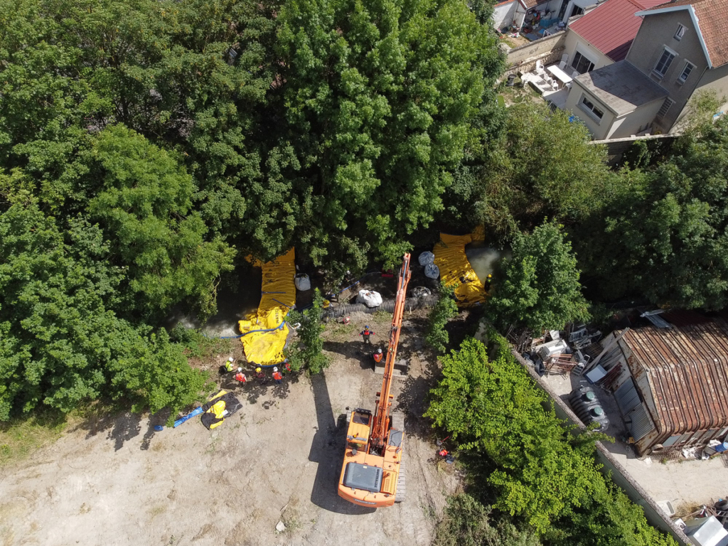 Vue aérienne du chantier sur la rivière Le Cubry à Épernay avec plateforme d’accès, grue et big bags de stabilisation