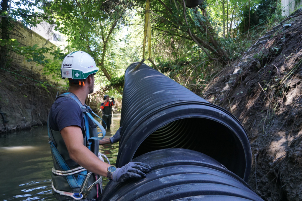 Assemblage de deux tubes annelés DN800 posés en rive gauche du Cubry.